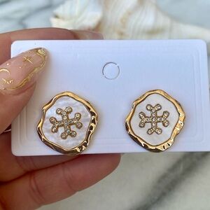 Beautiful Gold Toned & Rhinestone Earrings